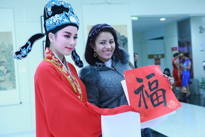 宁波市外办组织外籍人士参观体验文化广场
