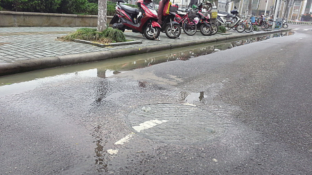 餐饮店排污“凶猛”，馨园路变“臭水街”