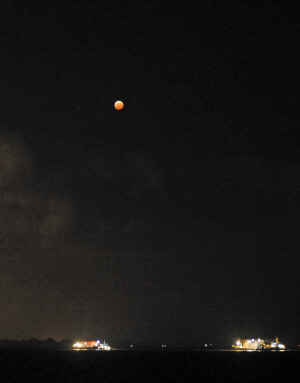 期待明晚天公作美满城可睹红月高悬