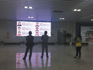 54名老赖“亮相”火车站广告屏