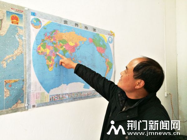 　　刘千锋在世界地图上比画儿子撤离也门的路线。