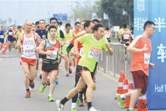 王雨林（右二）在重庆马拉松赛场上奔跑。