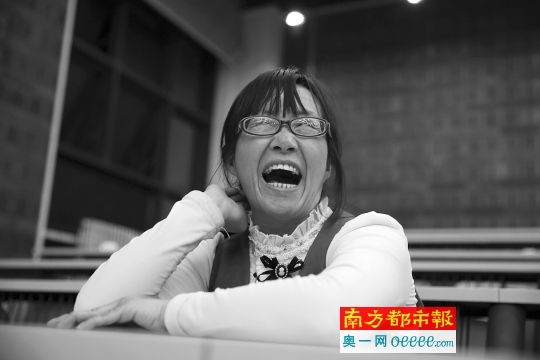 2015年3月20日，在北京大学接受专访的余秀华在课堂留影。出名后，她的活动档期已排到5月底。C FP供图