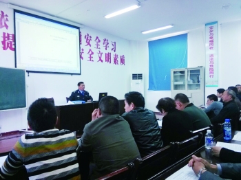 驾驶员学习班学员在听课。