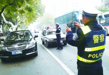 民警在象山一路对违停车辆进行拍照取证。