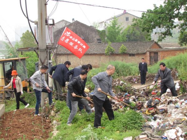 京山县审计局志愿者开展城郊垃圾治理获赞