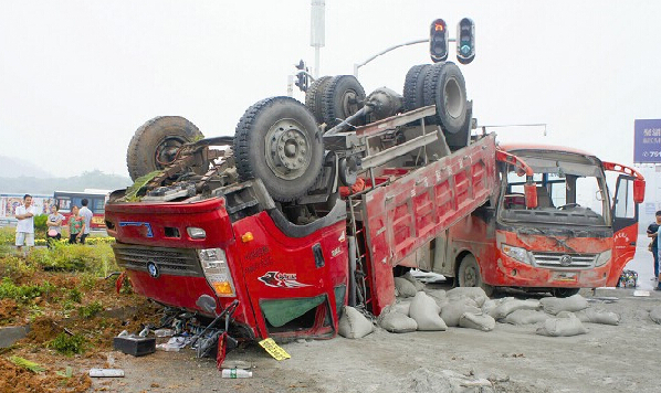 载20吨水泥货车倾覆砸中客车 事发发展大道