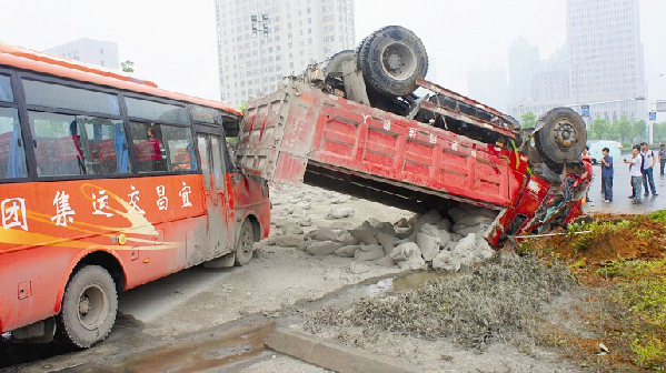 载20吨水泥货车倾覆砸中客车 事发发展大道