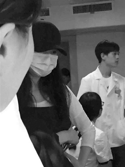 赵又廷象山拍戏意外受伤 高圆圆现身宁波探老公