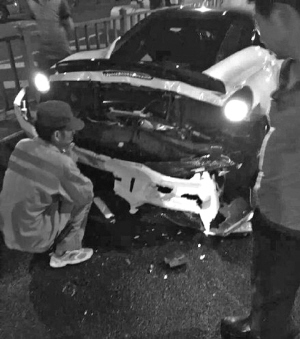 法拉利车主涉嫌酒驾冲卡 倒车逃跑时撞上警车
