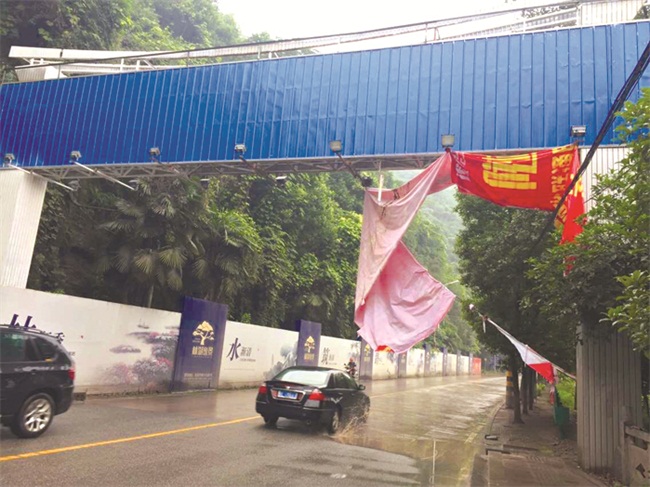 广告条幅悬空中 过往司机心慌慌