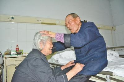 汝州92岁老人9年每天为82岁老伴按摩 缔造爱情神话