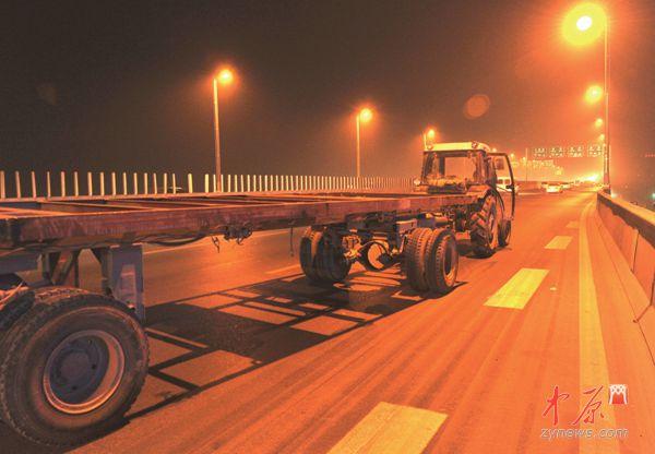 大货车电动车玩心跳 哈尔滨陇海高架桥上任性跑 