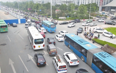 哈尔滨中州大道出现大拥堵 公交被困乘客徒步上班