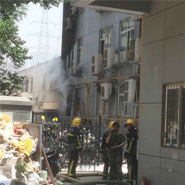 突发:哈尔滨一小区大火 疑因电动车爆炸(组图)