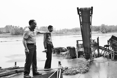 潢川河水暴涨老人被困河中央 乡党委副书记带头救人