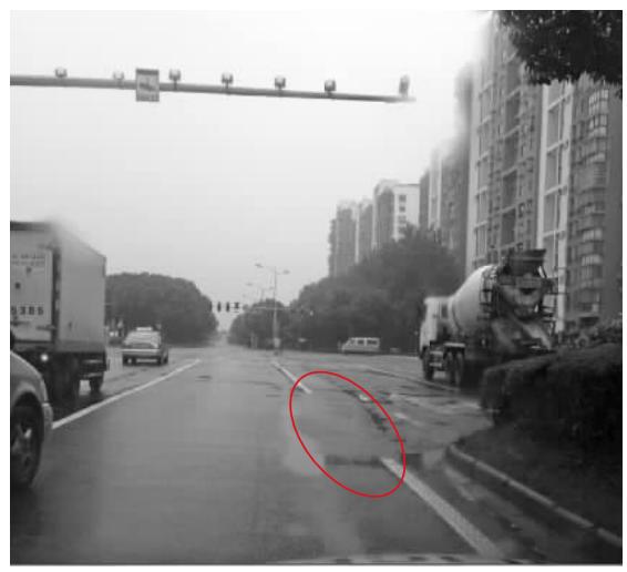 车道间用来变道的虚线太短 车主稍不留神就会压线