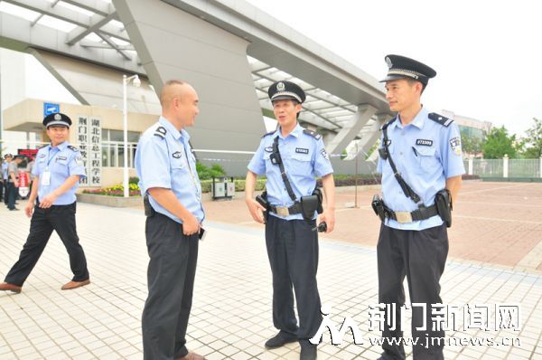 图为职教集团保安科长代表家长向巡警致谢。