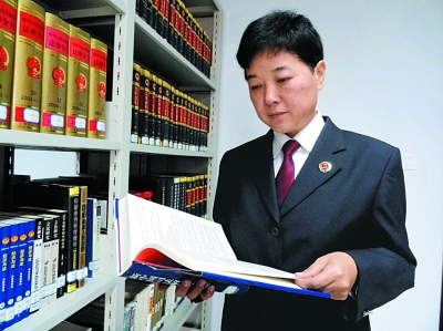 洛阳检察官张茹17年坚守“零差错” 身染癌症