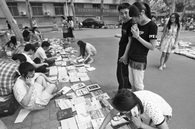 又到一年毕业季 跳蚤市场火爆校园 学长书本传给你