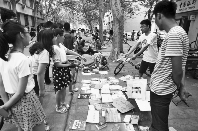 又到一年毕业季 跳蚤市场火爆校园 学长书本传给你