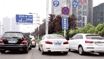 记者实地探访郑东CBD 七大较易乱停点 违停"三宗罪"