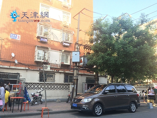 万东路街边小店私拉电线入户存隐患