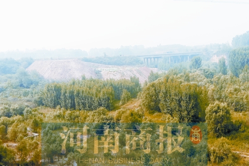 贾鲁河河道被建筑垃圾填埋屡禁不止 半夜疯狂倾倒