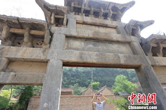 河南山村藏两座清代贞节牌坊 建筑精美保存完好