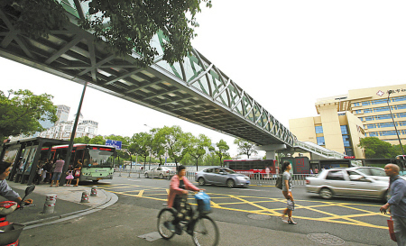 妇儿医院人行天桥试运行