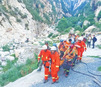 驴友嵩山坠崖被灌木丛接住 消防彻夜营救仅受皮外伤