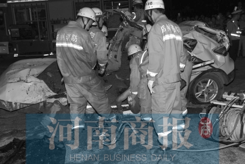 哈尔滨一辆水泥罐车侧翻砸中轿车 致轿车司机死亡 