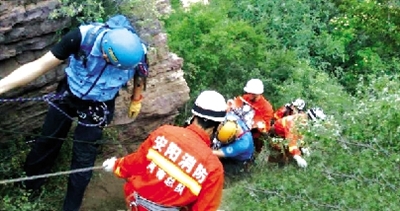 安阳50多岁女驴友坠崖 救援队13小时将人救出　