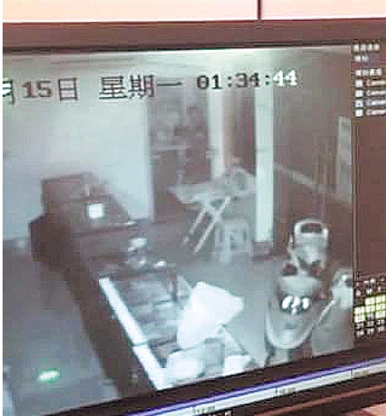 30厘米宽防盗窗轻松进出 小偷莫非练过