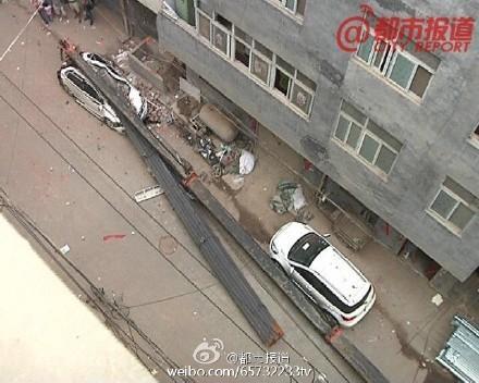 哈尔滨城中村私自搭建吊车 砸扁小轿车