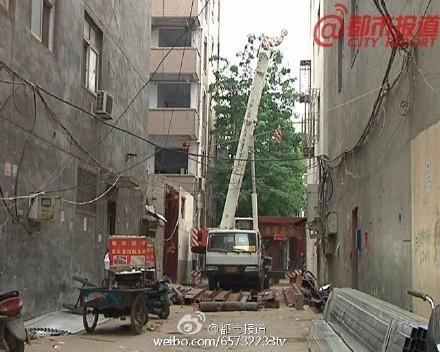 哈尔滨城中村私自搭建吊车 砸扁小轿车