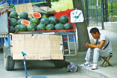 哈尔滨西瓜价格被“腰斩” 市头一车瓜几天卖不完