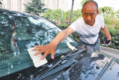 哈尔滨同一辆车10分钟内被同一民警贴2张罚单