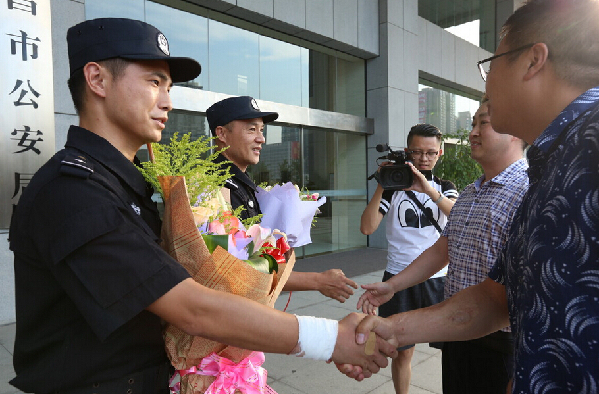 渝宜两地民警联手制伏劫匪 抓捕细节披露