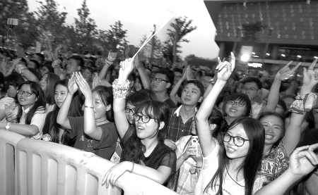 “2015宁波夏至音乐日”活动昨晚在文化广场举行