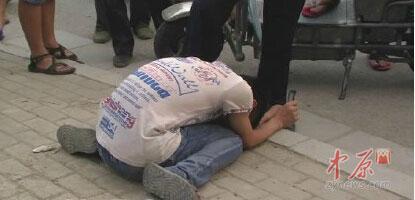 哈尔滨14岁男孩当街摸女子臀部 被抓后跪地道歉