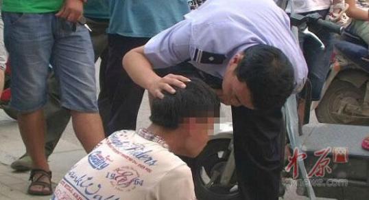 哈尔滨14岁男孩当街摸女子臀部 被抓后跪地道歉