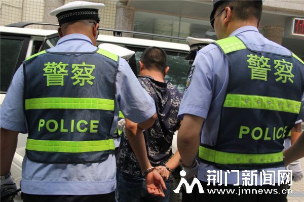 企图冲岗逃跑司机被控制，