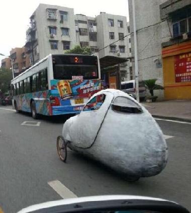 街头现“奇葩”车 外形酷似蛋壳