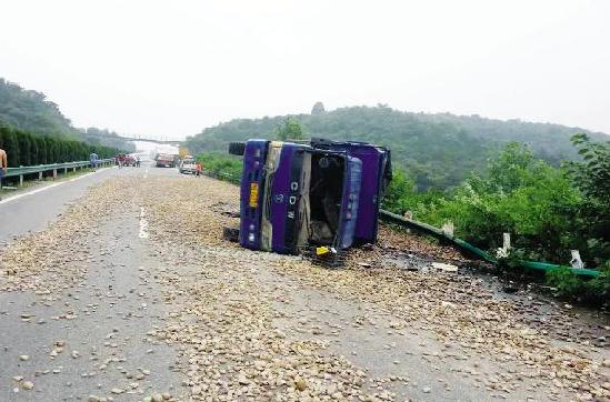 两车相撞 电梯掉落石头撒一地