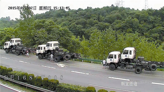 车队省过路费叠罗汉 司机高速路集体小便