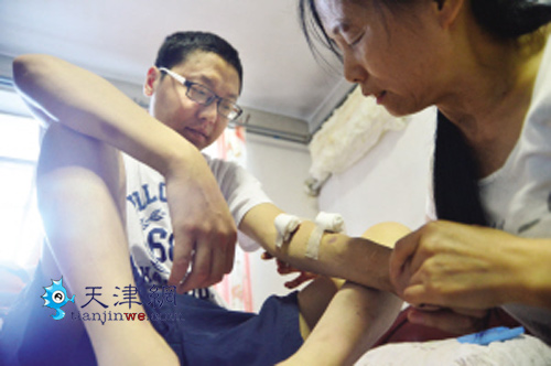 贺福里无花果节助力义卖 6旬老人救助困难家庭