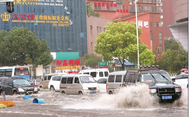 雷暴来袭 城区短暂“看海”