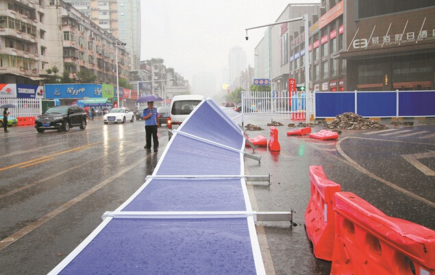 雷暴来袭 城区短暂“看海”