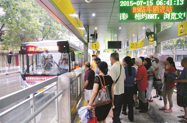 城市“新干线”全新启程 BRT首班车运行侧记